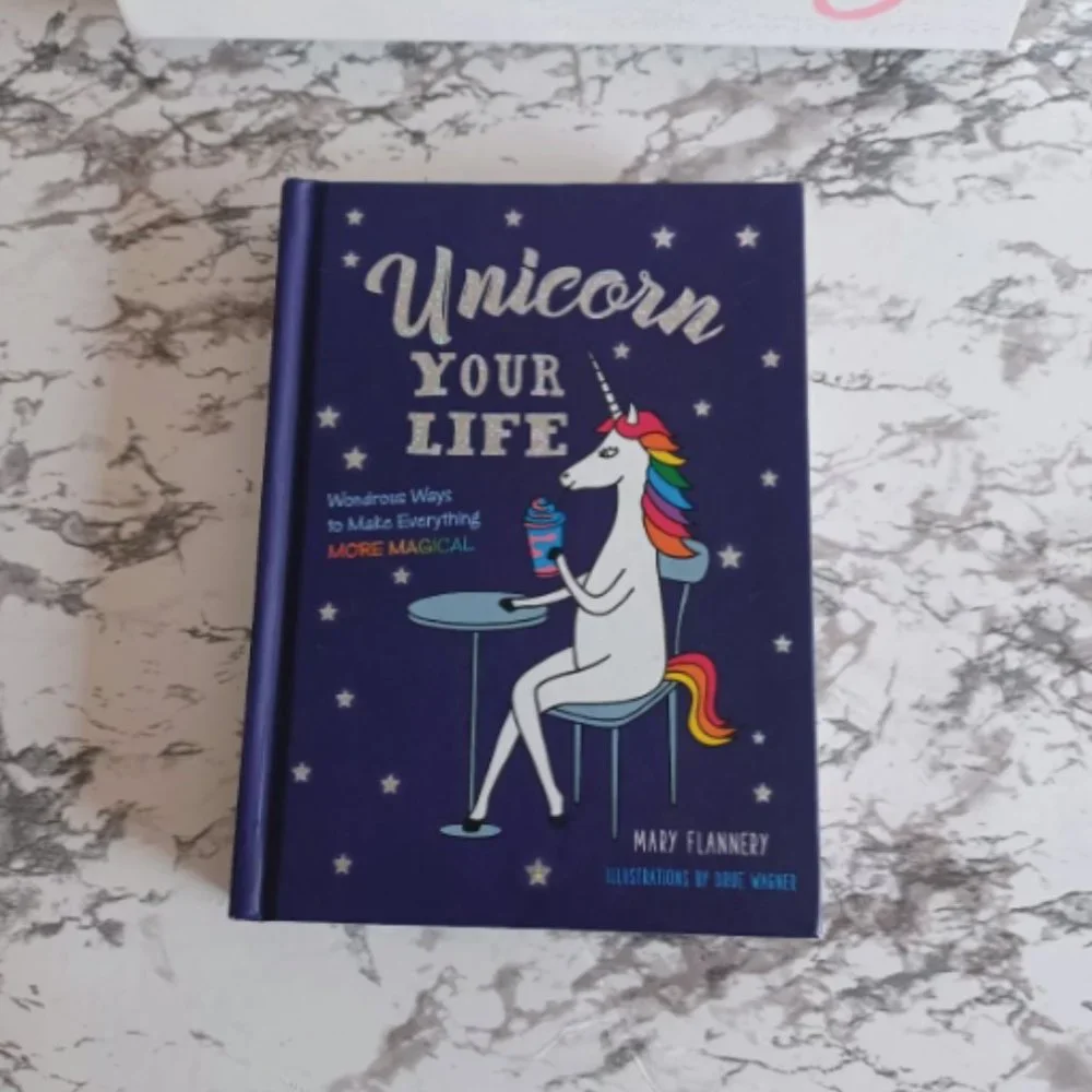 UNICORN GIFT SET: hardcover book and wall decor